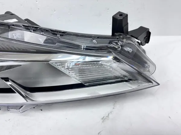2021 2022 2023 NISSAN KICKS HALOGEN FRONT RIGHT OEM HEADLIGHT 26010-5R00A - Image 4