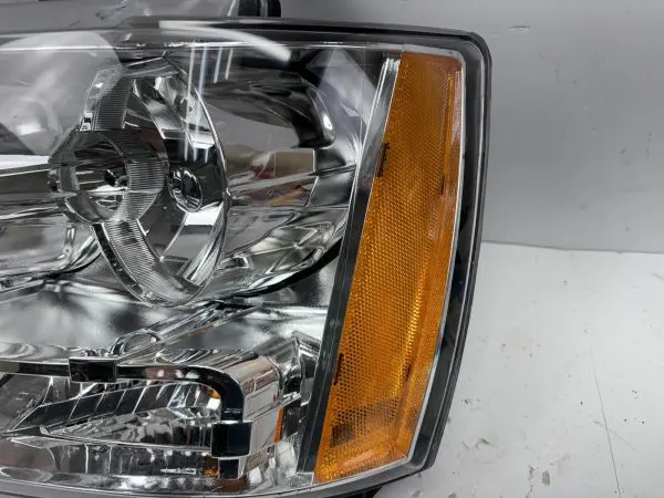 2007 2008 2009 2010 2011 2012 2013 2014 TAHOE SUBURBAN AVALANCHE LEFT  HEADLIGHT - Image 7