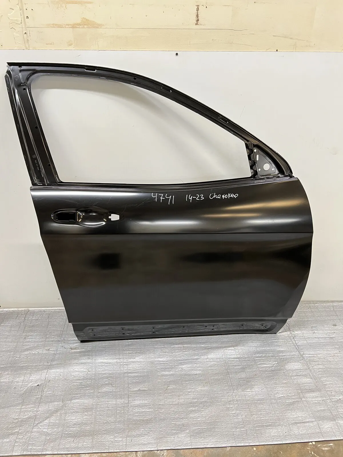 2014-2018 2019 2020 2021 2022 2023 Jeep Cherokee Front Right OEM Door 68290878AC