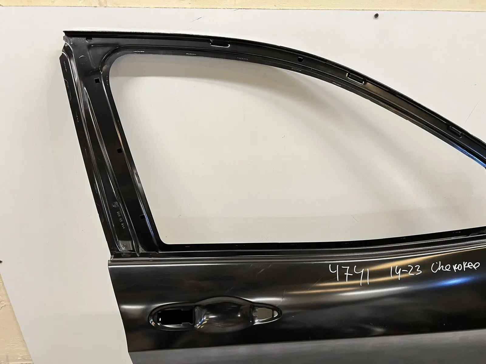 2014-2018 2019 2020 2021 2022 2023 Jeep Cherokee Front Right OEM Door 68290878AC - Image 2