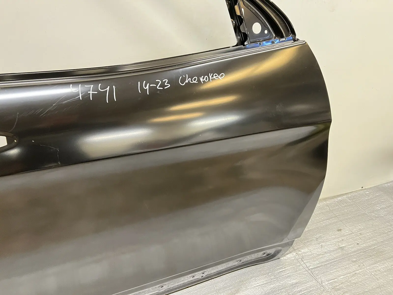 2014-2018 2019 2020 2021 2022 2023 Jeep Cherokee Front Right OEM Door 68290878AC - Image 6
