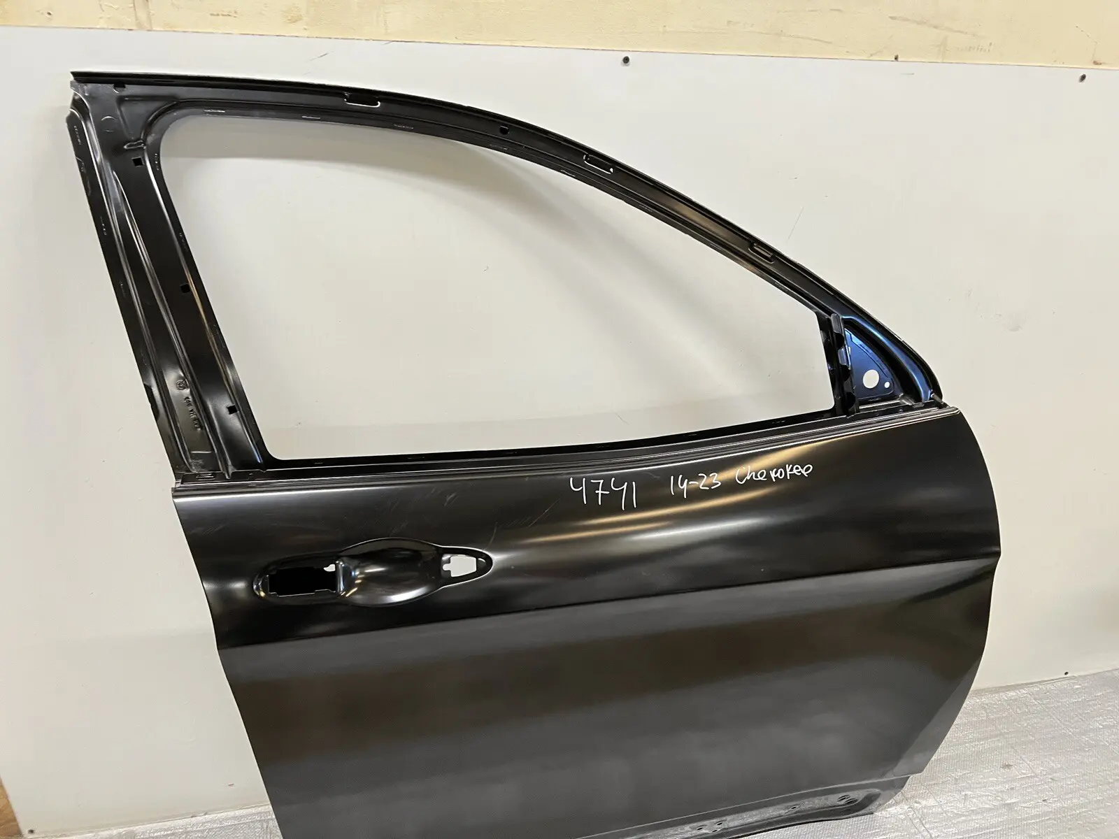 2014-2018 2019 2020 2021 2022 2023 Jeep Cherokee Front Right OEM Door 68290878AC - Image 12