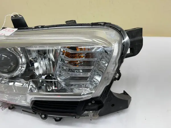 2016 2017 2018 2019 2020 2021 2022 TOYOTA TACOMA HALOGEN RIGHT OEM HEADLIGHT - Image 2