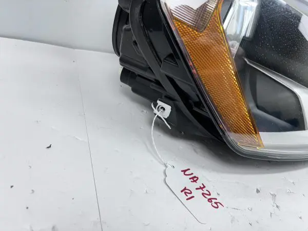 5gm941006  2018 2019 2020 vw golf gti halogen front right oem headlight damaged - Image 2