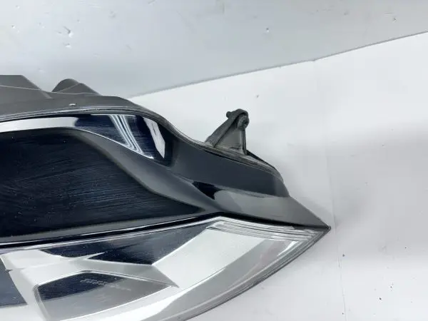 5gm941006  2018 2019 2020 vw golf gti halogen front right oem headlight damaged - Image 3