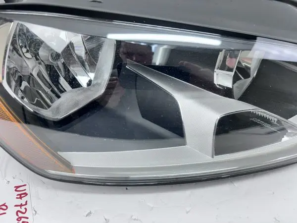5gm941006  2018 2019 2020 vw golf gti halogen front right oem headlight damaged - Image 5