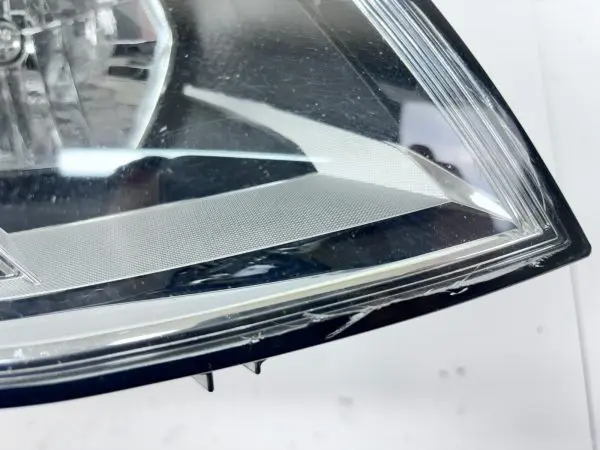5gm941006  2018 2019 2020 vw golf gti halogen front right oem headlight damaged - Image 9