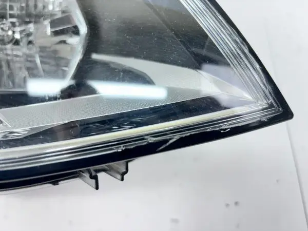5gm941006  2018 2019 2020 vw golf gti halogen front right oem headlight damaged - Image 10
