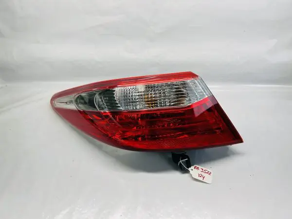 2015 2016 2017 TOYOTA CAMRY REAR LEFT OEM TAIL LIGHT. DRIVER SIDE OUTER