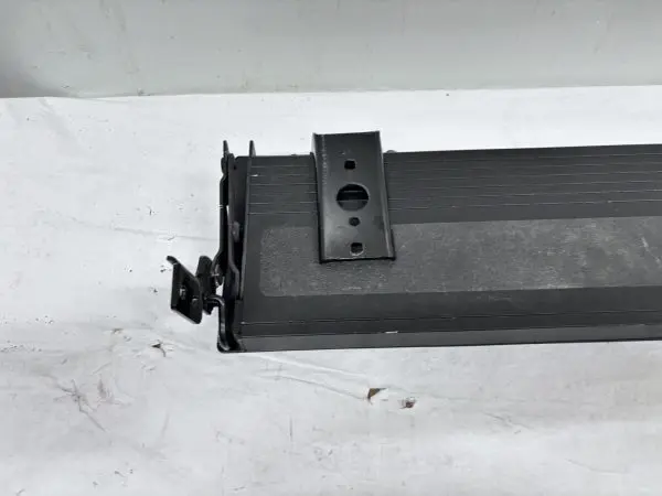 OEM 2019 2020 2021 2022 gmc sierra 1500 Rear Tail Gate Step Pad 84708313 - Image 6