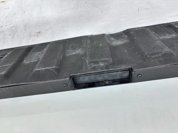 OEM 2019 2020 2021 2022 gmc sierra 1500 Rear Tail Gate Step Pad 84708313 - Image 9