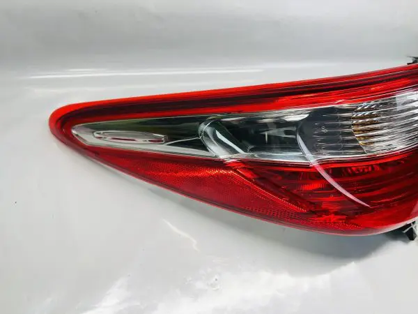 2015 2016 2017 TOYOTA CAMRY REAR LEFT OEM TAIL LIGHT. DRIVER SIDE OUTER - Image 9