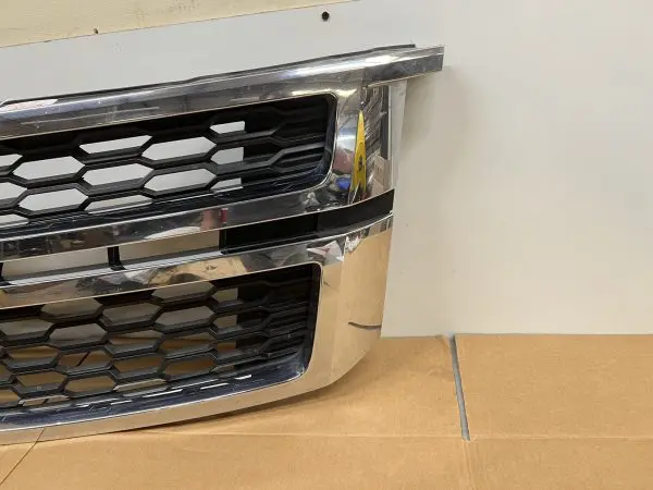 2015 2016 2017 2018 2019 2020 CHEVY TAHOE SUBURBAN OEM GRILLE CHROME 23440914 - Image 4