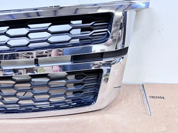 2015 2016 2017 2018 2019 2020 CHEVY TAHOE SUBURBAN OEM GRILLE CHROME 23440914 - Image 2