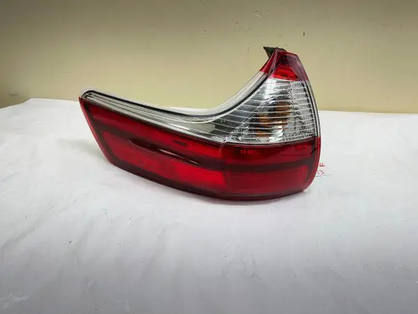 2011 2012 2013 2014 TOYOTA SIENNA REAR LEFT OUTER OEM TAIL LIGHT