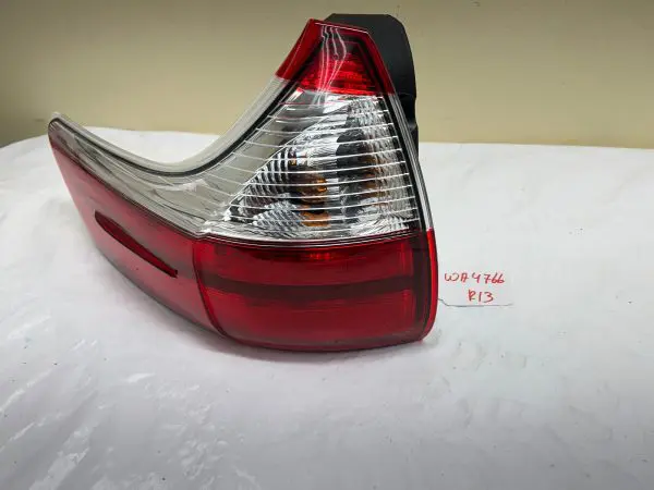 2011 2012 2013 2014 TOYOTA SIENNA REAR LEFT OUTER OEM TAIL LIGHT - Image 3