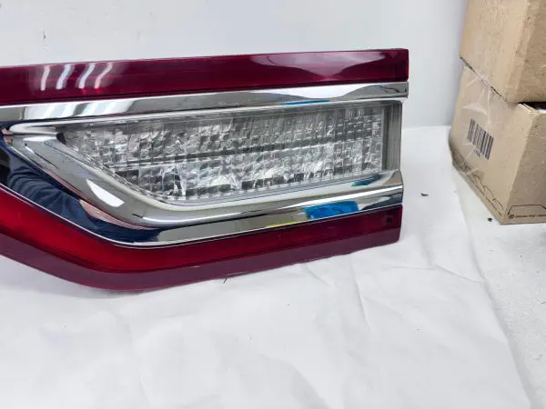 OEM 2017 2018 2019 2020 lincoln continental rear center tail light gd9b13b433by - Image 2