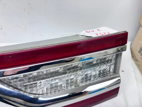 OEM 2017 2018 2019 2020 lincoln continental rear center tail light gd9b13b433by - Image 3