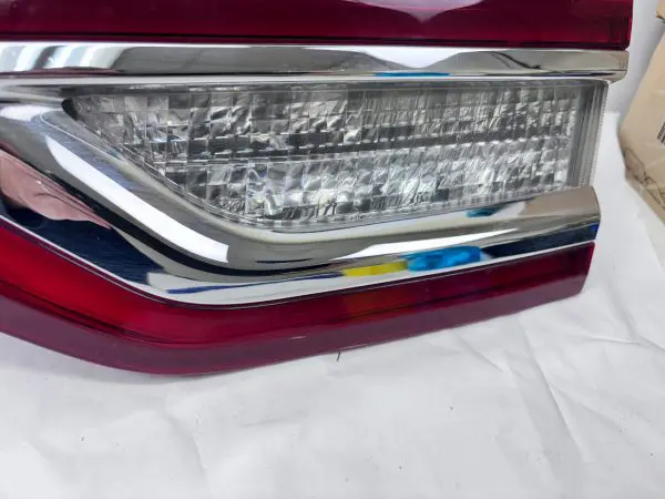 OEM 2017 2018 2019 2020 lincoln continental rear center tail light gd9b13b433by - Image 5