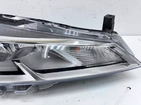 260105R00A  2021 2022 2023 NISSAN KICKS HALOGEN FRONT RIGHT OEM HEADLIGHT - Image 8