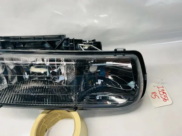 2000 2001 2002 2003 2004 2005 2006 CHEVY SILVERADO SUBURBAN RIGHT HEADLIGHT - Image 2