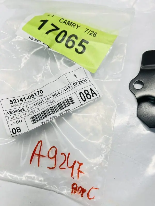 5214106170 2018 2019 2020 2021 2022 TOYOTA CAMRY SUPPORT RIGHT UPPER BRACKET OEM - Image 9