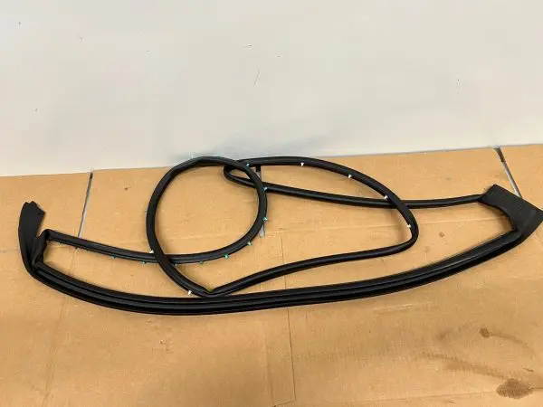 2020-2023 SILVERADO 2500 3500 SIERRA FRONT LEFT DOOR OEM WEATHERSTRIP 84741733