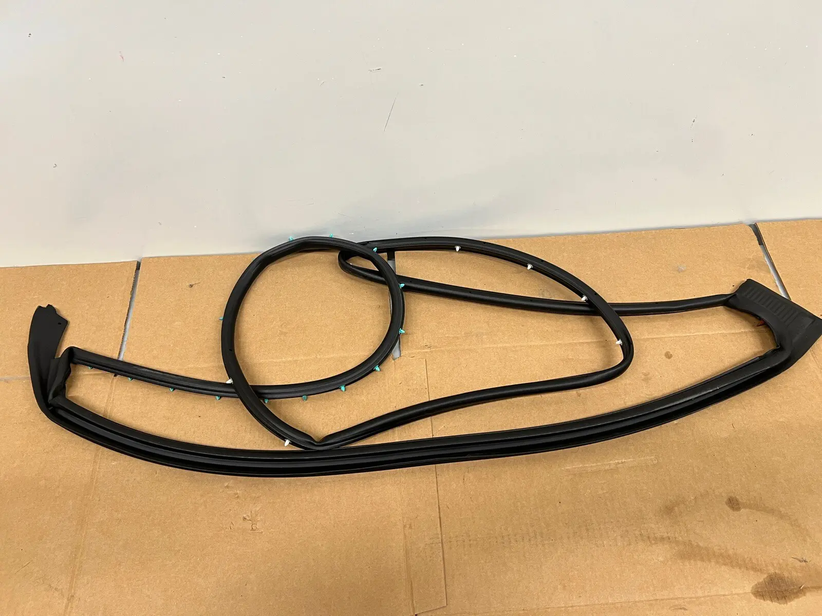 2020-2023 SILVERADO 2500 3500 SIERRA FRONT LEFT DOOR OEM WEATHERSTRIP 84741733
