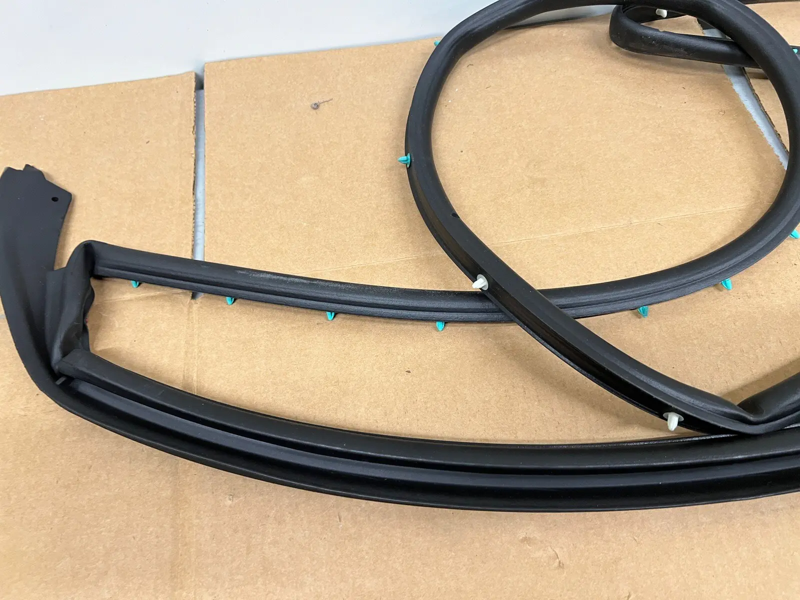 2020-2023 SILVERADO 2500 3500 SIERRA FRONT LEFT DOOR OEM WEATHERSTRIP 84741733 - Image 2