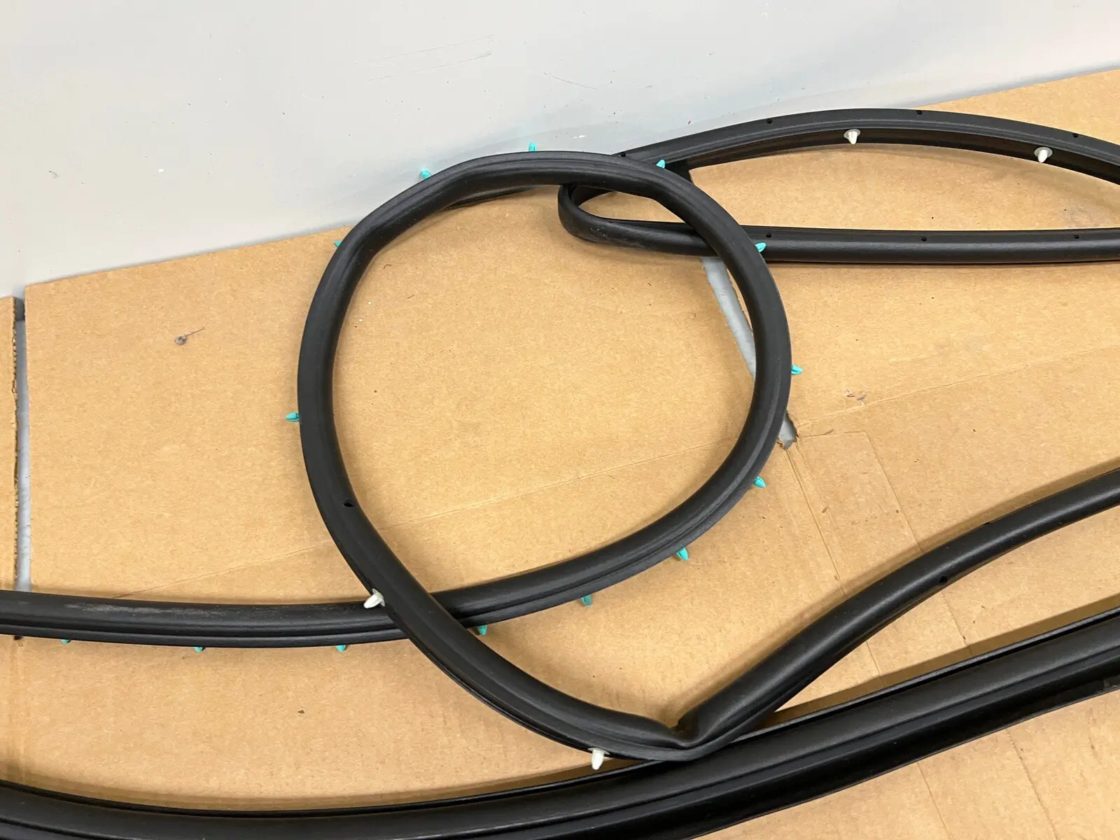 2020-2023 SILVERADO 2500 3500 SIERRA FRONT LEFT DOOR OEM WEATHERSTRIP 84741733 - Image 3