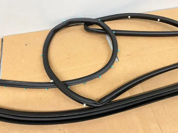 2020-2023 SILVERADO 2500 3500 SIERRA FRONT LEFT DOOR OEM WEATHERSTRIP 84741733 - Image 4