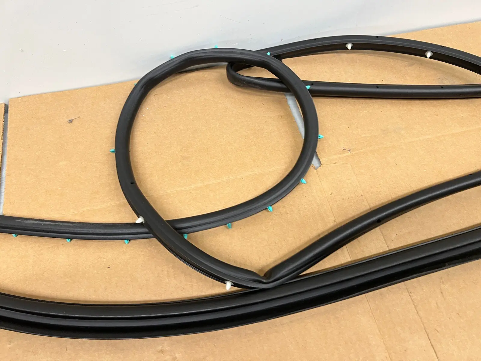 2020-2023 SILVERADO 2500 3500 SIERRA FRONT LEFT DOOR OEM WEATHERSTRIP 84741733 - Image 4