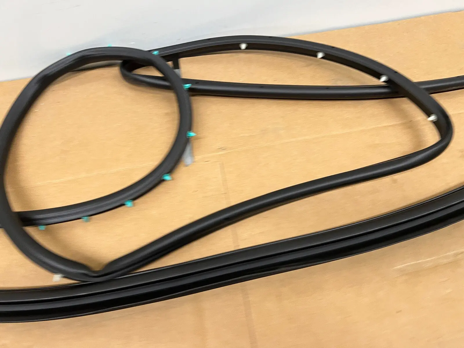2020-2023 SILVERADO 2500 3500 SIERRA FRONT LEFT DOOR OEM WEATHERSTRIP 84741733 - Image 5