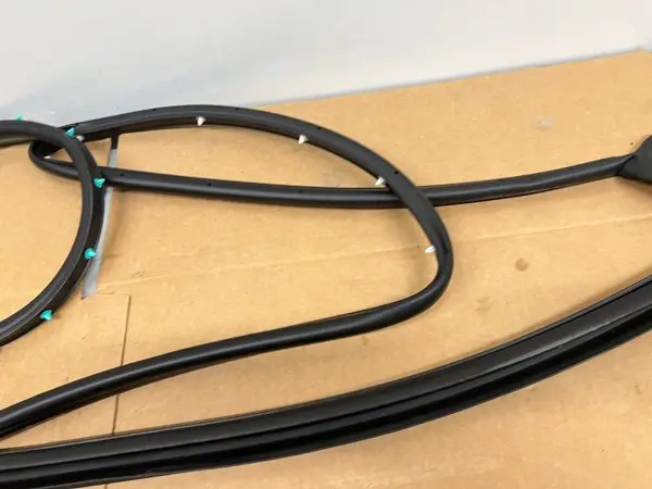 2020-2023 SILVERADO 2500 3500 SIERRA FRONT LEFT DOOR OEM WEATHERSTRIP 84741733 - Image 6