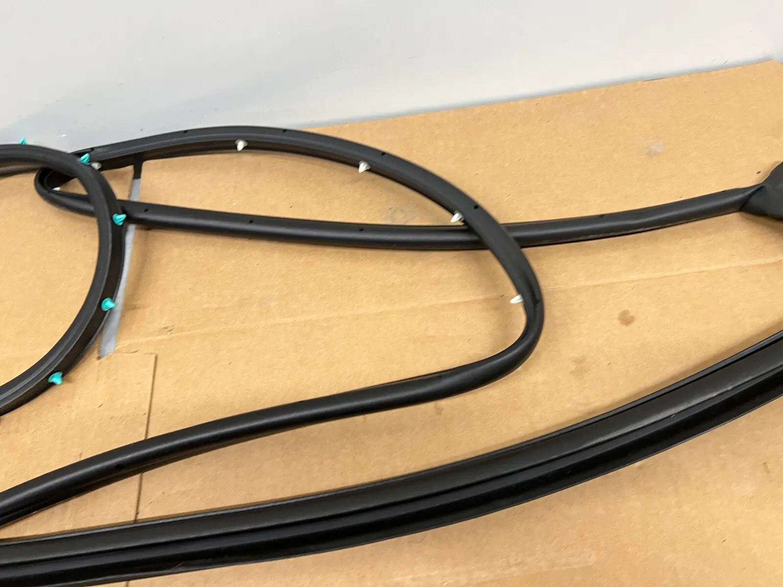 2020-2023 SILVERADO 2500 3500 SIERRA FRONT LEFT DOOR OEM WEATHERSTRIP 84741733 - Image 6