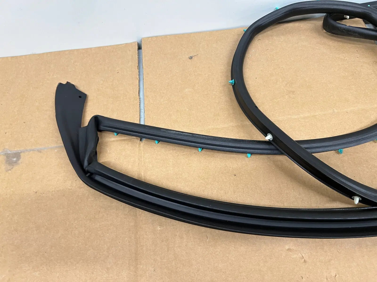 2020-2023 SILVERADO 2500 3500 SIERRA FRONT LEFT DOOR OEM WEATHERSTRIP 84741733 - Image 7