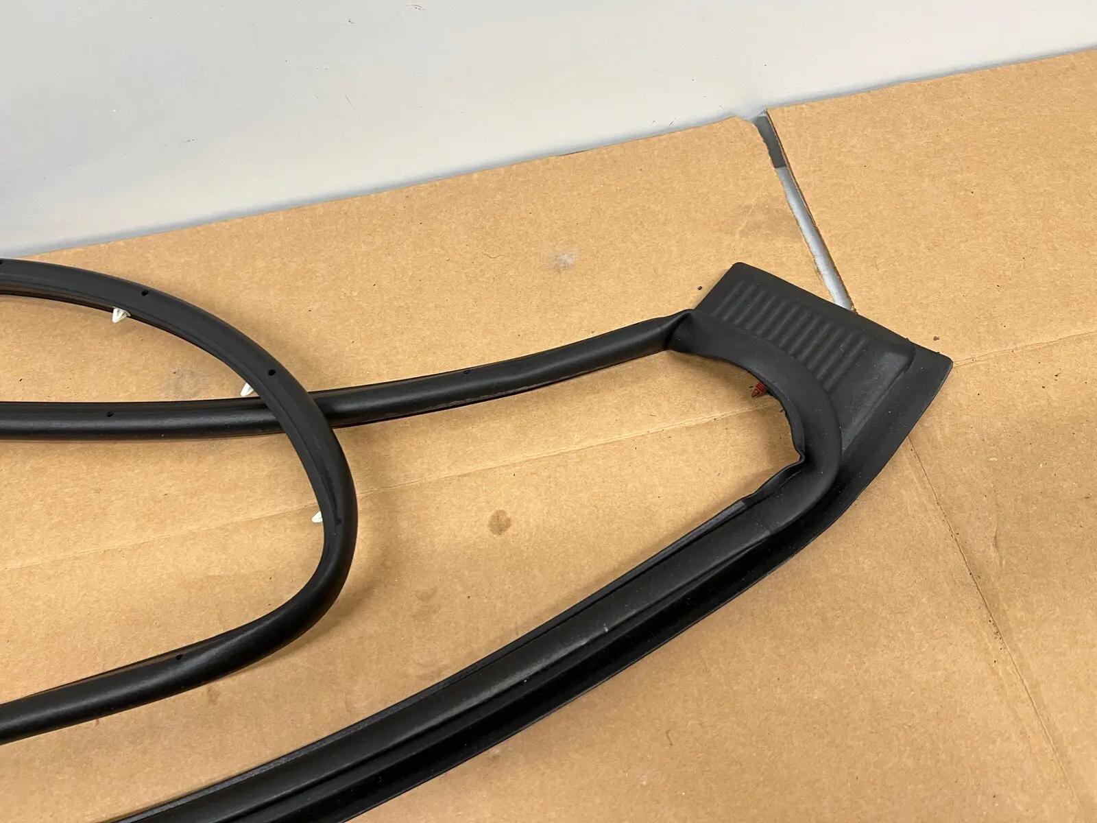 2020-2023 SILVERADO 2500 3500 SIERRA FRONT LEFT DOOR OEM WEATHERSTRIP 84741733 - Image 8