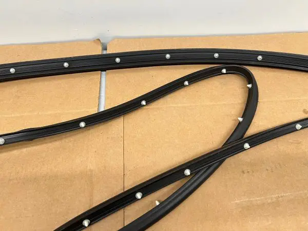 2020-2023 SILVERADO 2500 3500 SIERRA FRONT LEFT DOOR OEM WEATHERSTRIP 84741733 - Image 10