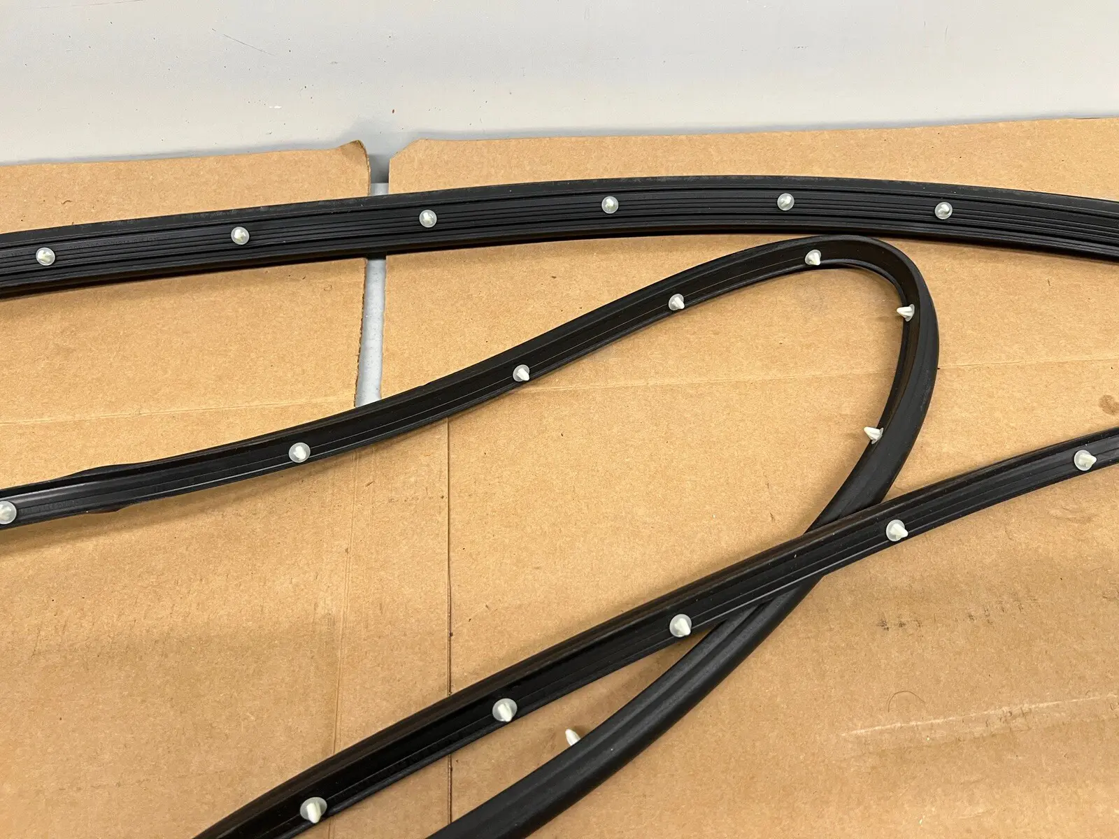 2020-2023 SILVERADO 2500 3500 SIERRA FRONT LEFT DOOR OEM WEATHERSTRIP 84741733 - Image 10
