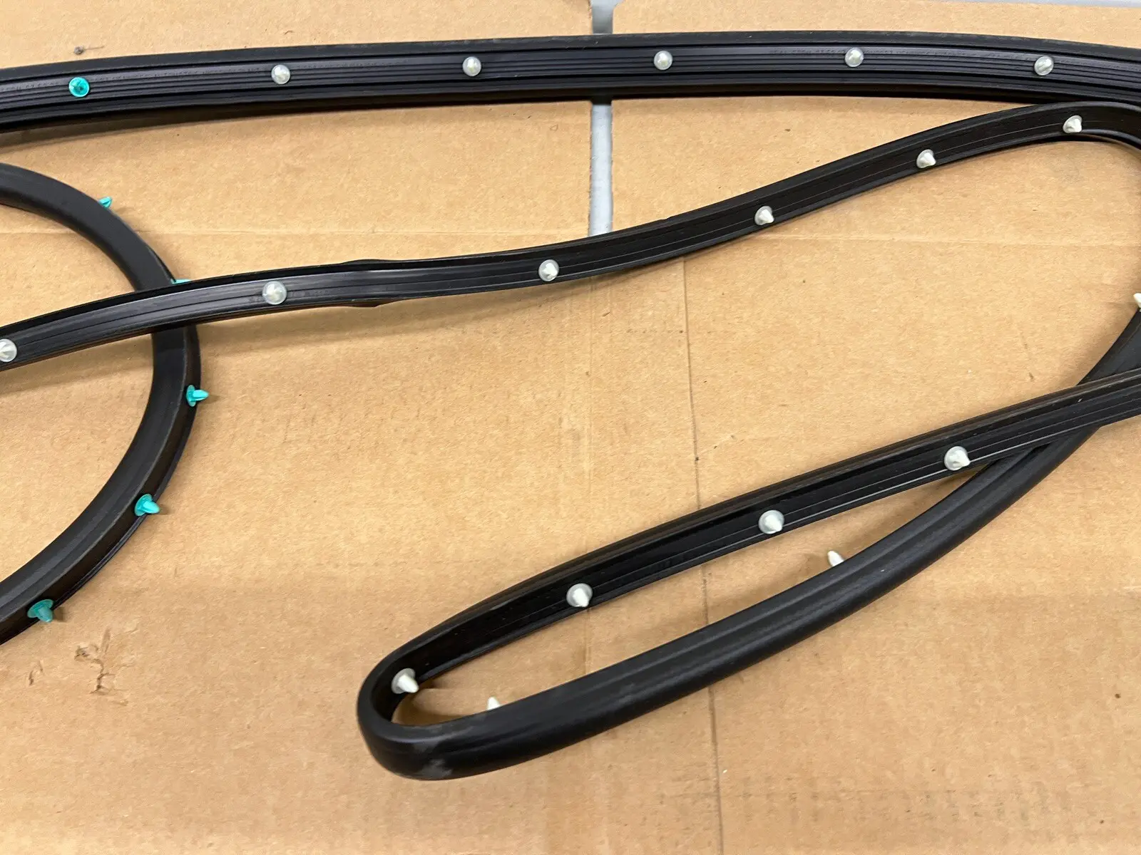 2020-2023 SILVERADO 2500 3500 SIERRA FRONT LEFT DOOR OEM WEATHERSTRIP 84741733 - Image 11