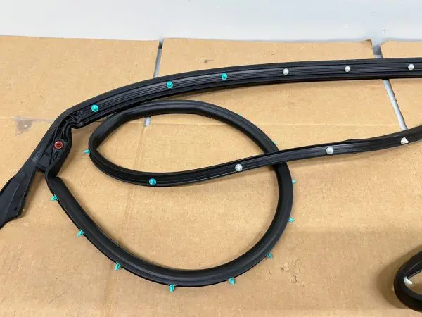 2020-2023 SILVERADO 2500 3500 SIERRA FRONT LEFT DOOR OEM WEATHERSTRIP 84741733 - Image 12