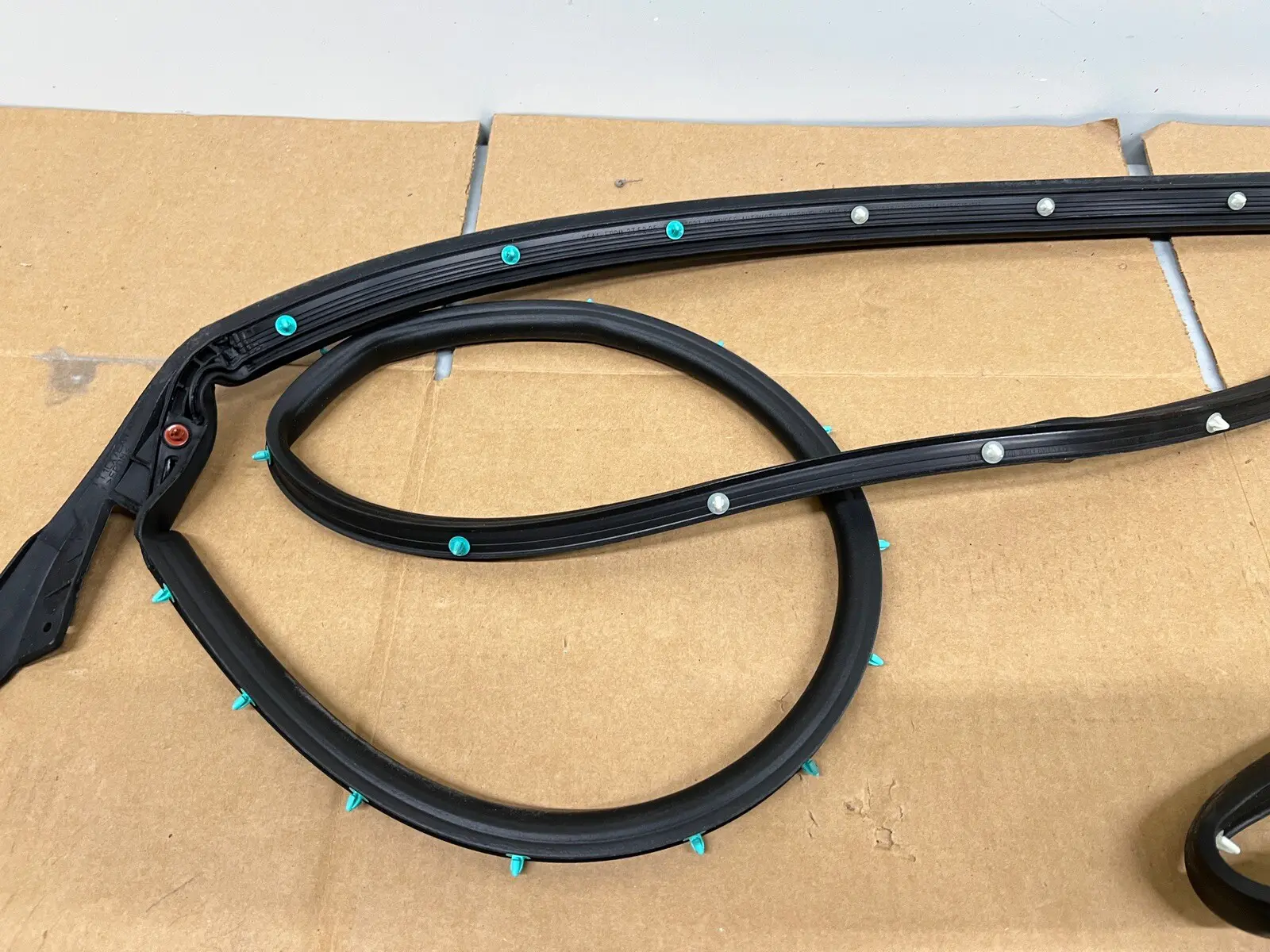 2020-2023 SILVERADO 2500 3500 SIERRA FRONT LEFT DOOR OEM WEATHERSTRIP 84741733 - Image 12