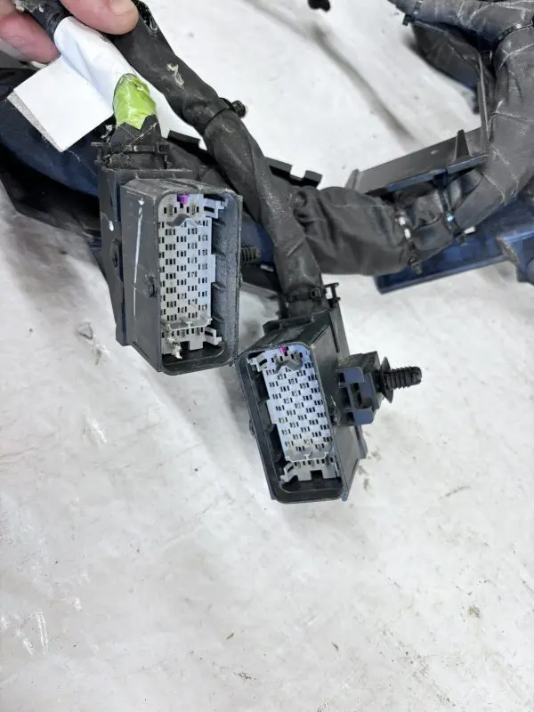 2023 2024 CHEVY CORVETTE STINGRAY MAIN WIRE HARNESS 85643608. SOME PLUGS MISSING - Image 5
