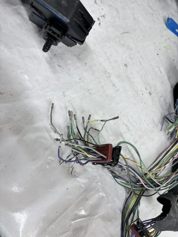 2023 2024 CHEVY CORVETTE STINGRAY MAIN WIRE HARNESS 85643608. SOME PLUGS MISSING - Image 6