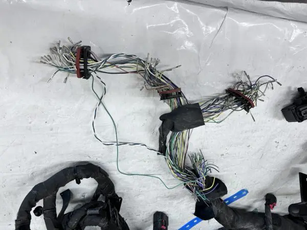 2023 2024 CHEVY CORVETTE STINGRAY MAIN WIRE HARNESS 85643608. SOME PLUGS MISSING - Image 10