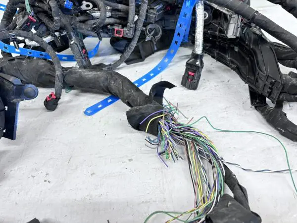 2023 2024 CHEVY CORVETTE STINGRAY MAIN WIRE HARNESS 85643608. SOME PLUGS MISSING - Image 11