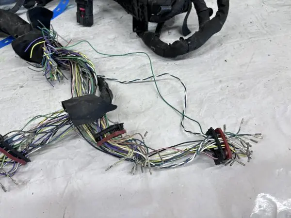 2023 2024 CHEVY CORVETTE STINGRAY MAIN WIRE HARNESS 85643608. SOME PLUGS MISSING - Image 13