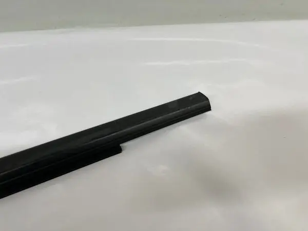 84842463 2019-2022 2023 chevy silverado 1500 front right door belt molding oem - Image 3