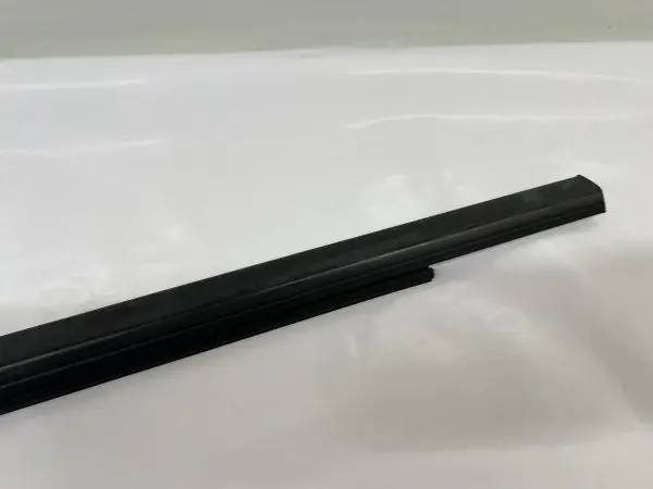 84842463 2019-2022 2023 chevy silverado 1500 front right door belt molding oem - Image 4