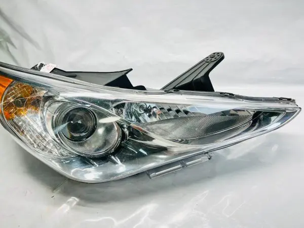92102-3Q 2011 2012 2013 2014 HYUNDAI SONATA HALOGEN FRONT RIGHT OEM HEADLIGHT - Image 2